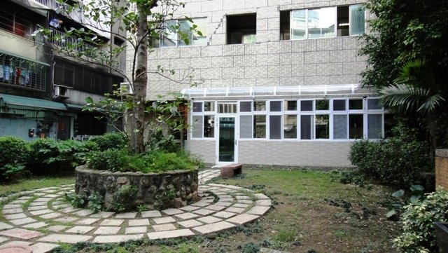 2_Leopard_Garden_Door